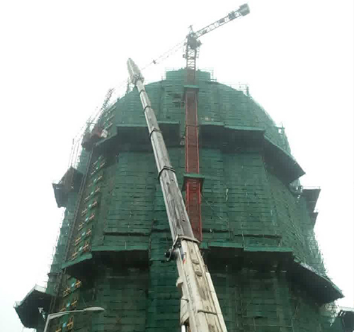 东区吊车在工地上作业